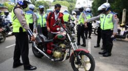 Polisi Tilang Motor Tanpa Pelat Belakang, Ternyata Nunggak Kredit: Skandal Kredit yang Terkuak