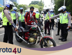 Polisi Tilang Motor Tanpa Pelat Belakang, Ternyata Nunggak Kredit: Skandal Kredit yang Terkuak