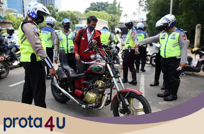 Polisi Tilang Motor Tanpa Pelat Belakang, Ternyata Nunggak Kredit: Skandal Kredit yang Terkuak