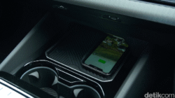Benarkah Ngecas HP di Mobil Listrik Menyebabkan Baterai Boros?