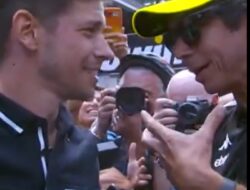 “Terungkap! Ini Isi Obrolan Rossi-Stoner saat Bertemu di MotoGP Austria: Bicara Apa di Balik Smiley Mereka?”
