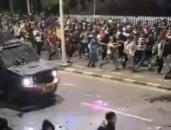 Rantis Brimob Lindas Driver Ojol: Mobil Spek Antipeluru Vs Massa Pegang Kayu – Update 2