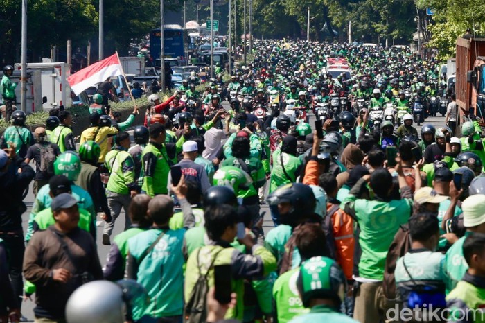 [Persembahan Terakhir Ojol untuk Affan: Solidaritas di Balik Helm]