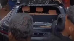 Begini Kondisi Mobil Lexus di Rumah Ahmad Sahroni yang Dirusak Warga: Kisah Tragis Balas Dendam Masyarakat