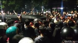 **Lexus LM: Mobil Sultan Hamengku Buwono X Saat Temui Massa Demonstrasi**
