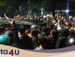 **Lexus LM: Mobil Sultan Hamengku Buwono X Saat Temui Massa Demonstrasi**