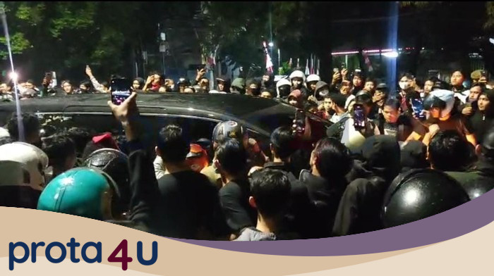 **Lexus LM: Mobil Sultan Hamengku Buwono X Saat Temui Massa Demonstrasi**