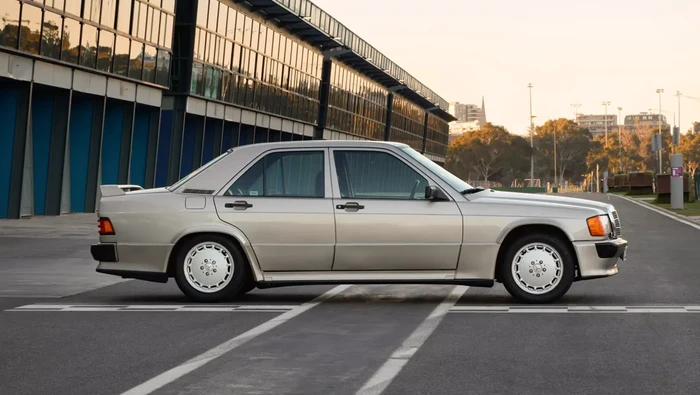 Mobil Harian Senna, Kilometer Gondrong, Harga Malah Melejit!