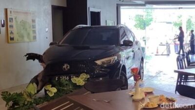 Warga Saksikan Mobil Listrik ‘Terbang’ Masuk Hotel, Fenomena yang Belum Pernah Terjadi Sebelumnya