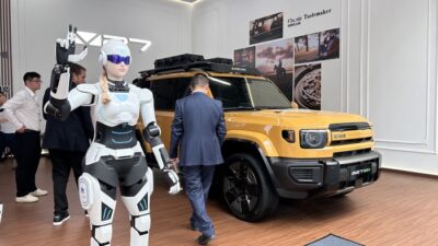 [Robot AiMOGA: Solusi Cerdas untuk Meningkatkan Produktivitas Sales Mobil]