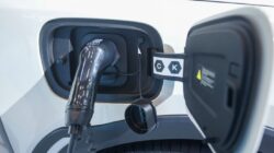 “Mengapa Generasi Tua Menolak Mobil Listrik?”